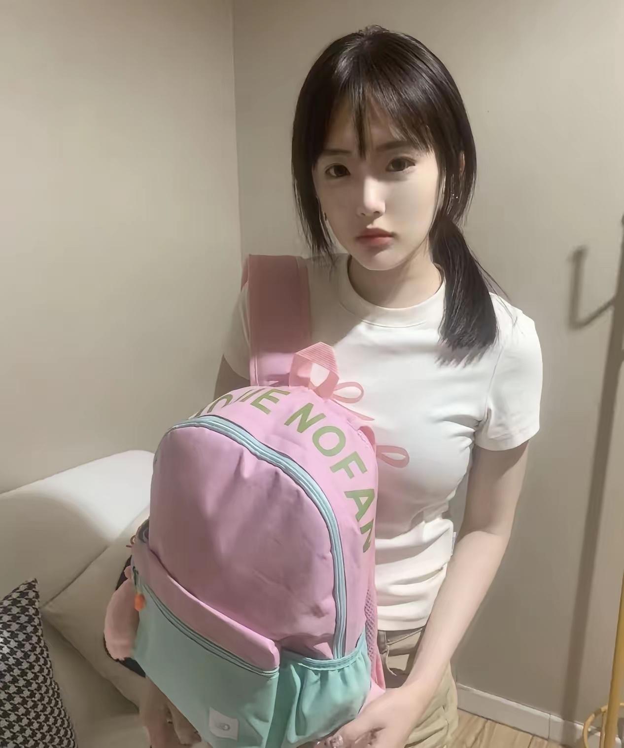 幼稚园小朋友的书包，背上刚刚好[爱心]