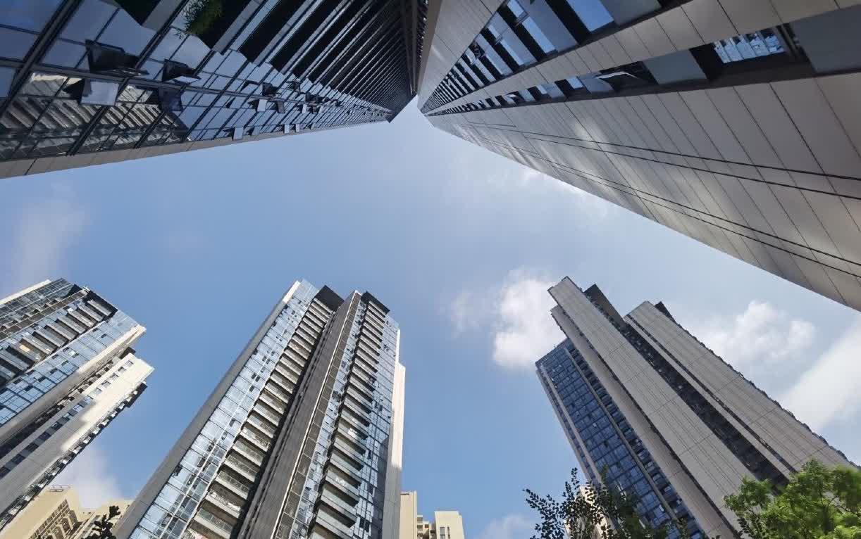 普通打工人在深圳买房的难度简析，主要是收入与月供差距悬殊!1.深圳不少基