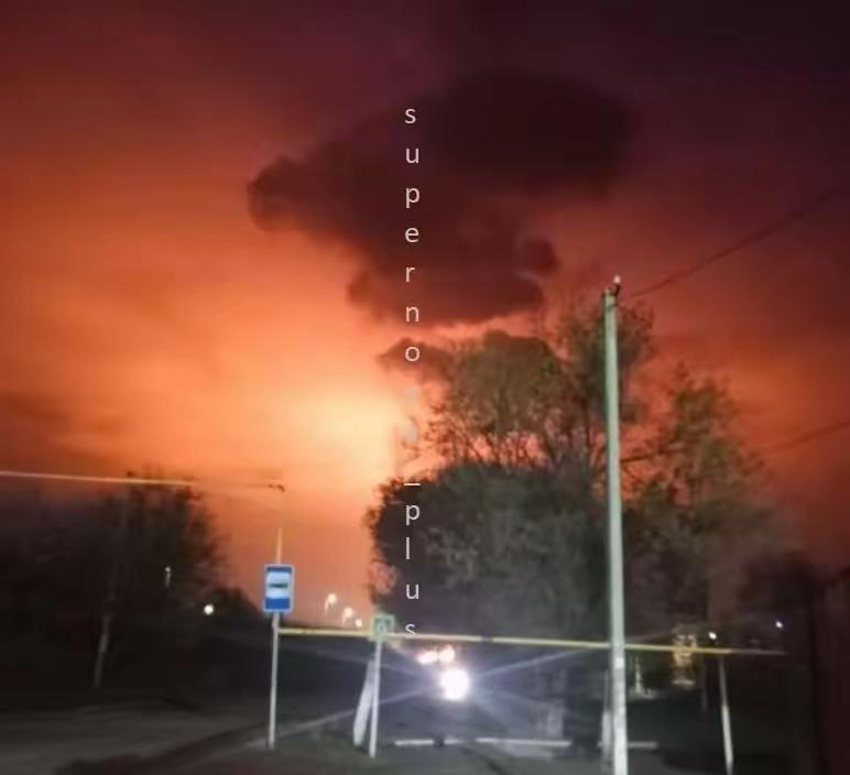 太狠了！乌克兰现在打俄罗斯，不靠大炮坦克，专挑千里之外的天然气厂下手！最近