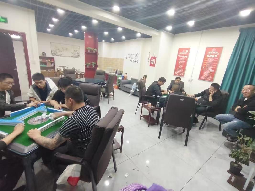 打牌猝死，牌友该不该赔偿？邻居大叔69岁，身体看着挺硬朗的，昨晚饭后还乐呵呵去