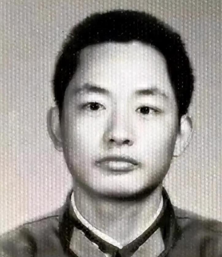 1984年，我军的一名排长在山中巡逻，突然遇到三名解放军战士向他走来，并向他打招
