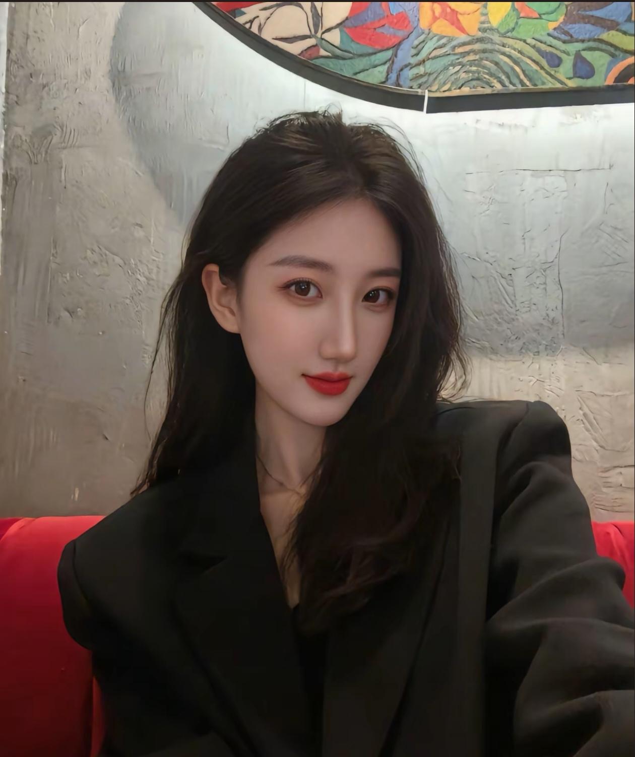 黑西装红唇，优雅迷人，尽显职场风范！