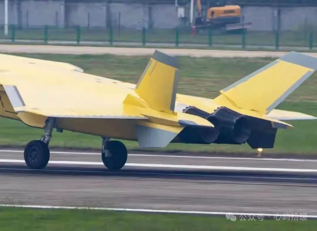 1月25日，据社交网站报道，1月24日，成飞的“黄皮”歼20A隐身五代机新年首飞