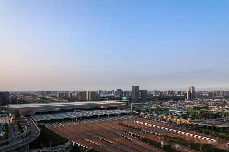 郑州楼市有钱人还是厉害。像是郑州楼市的北龙湖就是个典型的例子，这边算是郑州楼市