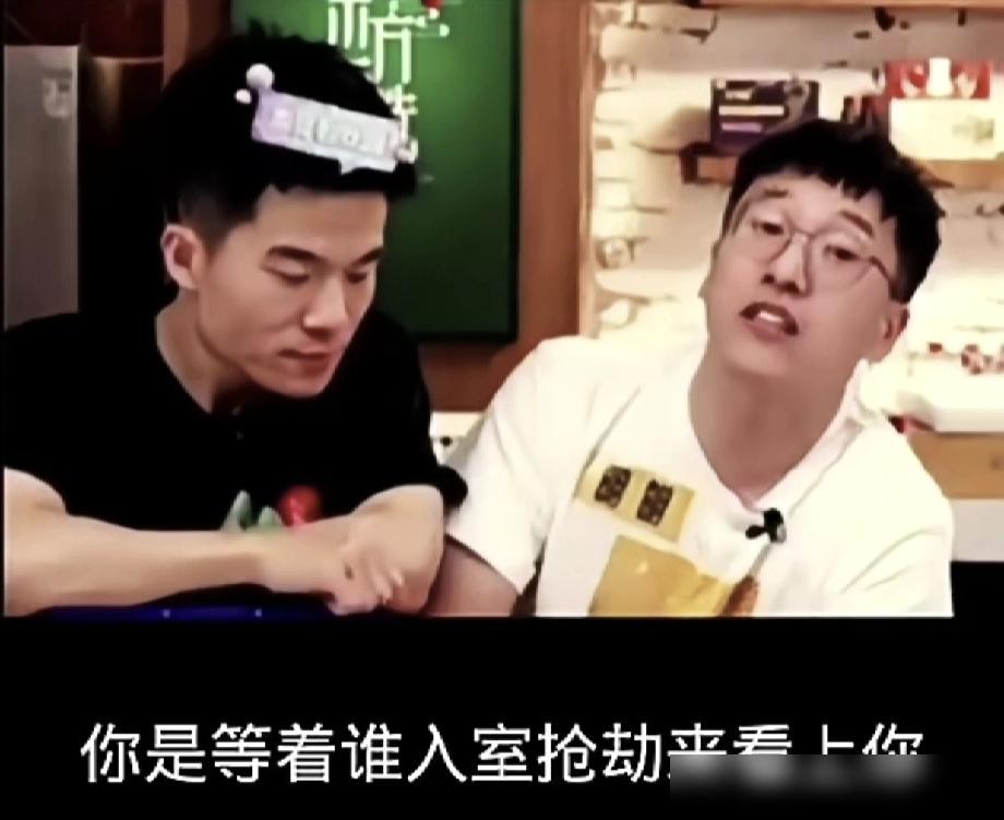 就是当初十六把他捧的太高了，为了对付董十六把他捧到最前面开高薪，说白了就是拿