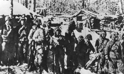 1953年东北林场抓偷木老头，腿绑铁片刻5字，干事一看当场愣住！1953年