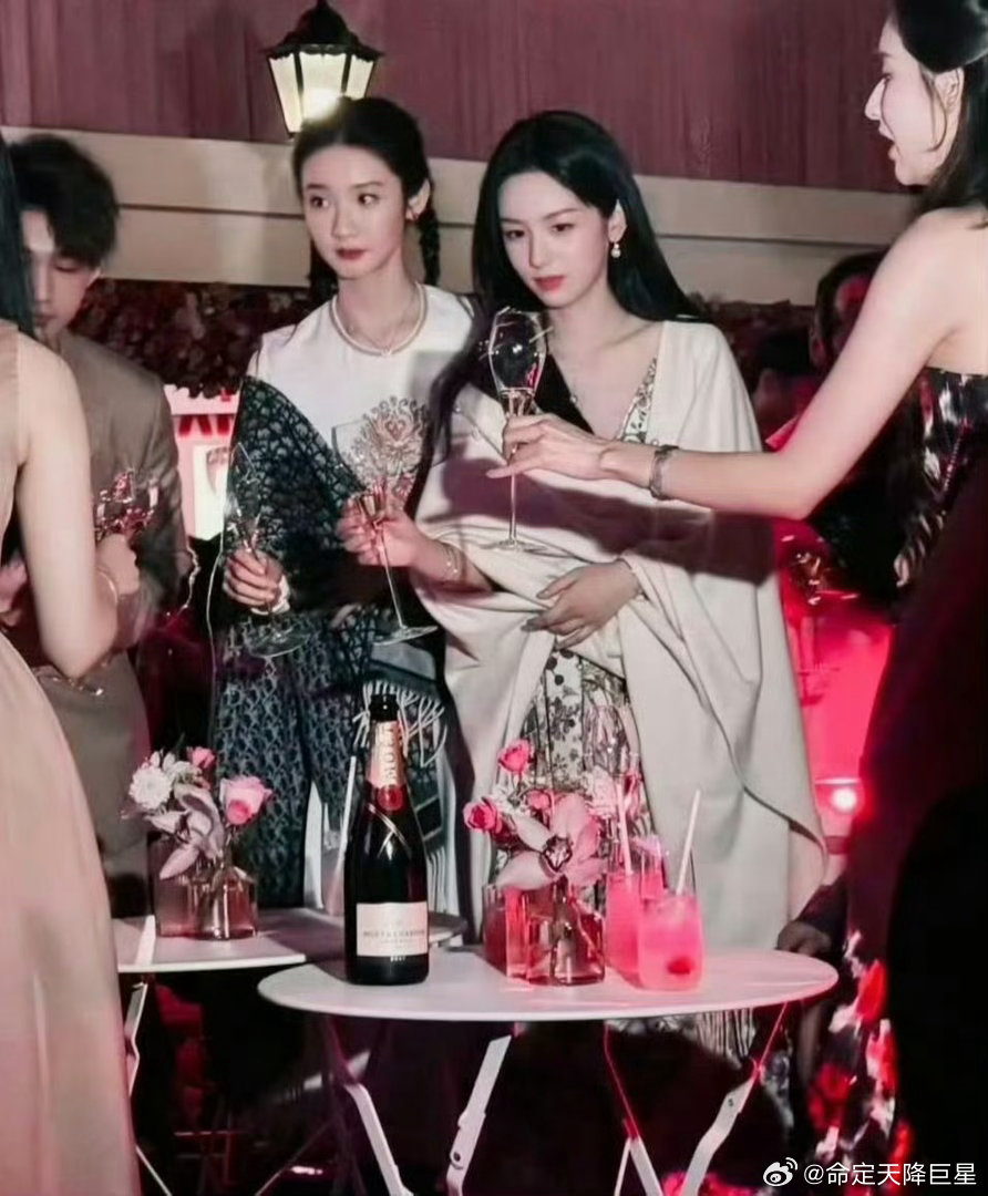 好像突然理解了为什么霸总能在人群中一眼锁定女主了