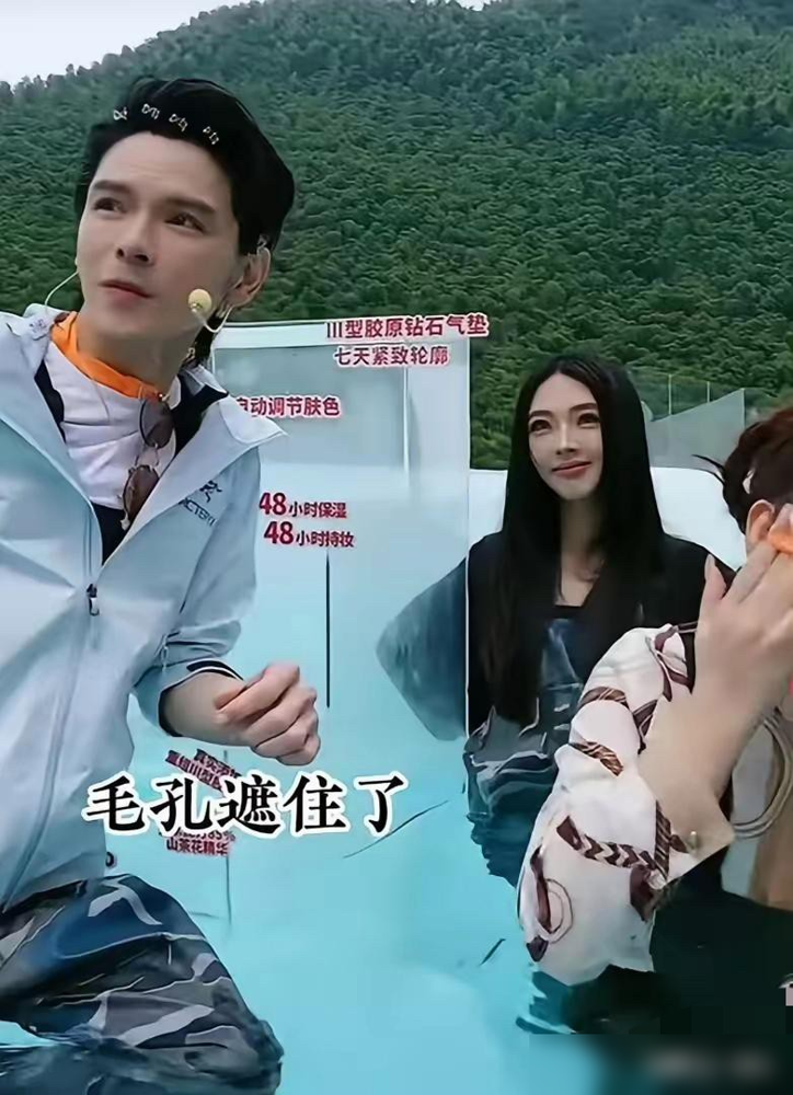 向佐直播间惊现郭碧婷，结果正主根本没来。那女的黑长直，清冷脸，站泳池里举着气垫，弹幕全在刷嫂子。结果