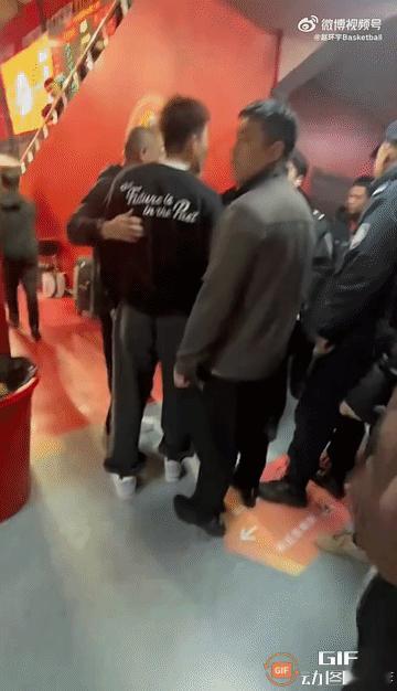昨晚广厦男篮客场爆冷不敌吉林男篮，赛后还发生了不和谐一幕：广厦后卫孙铭徽赛后与吉