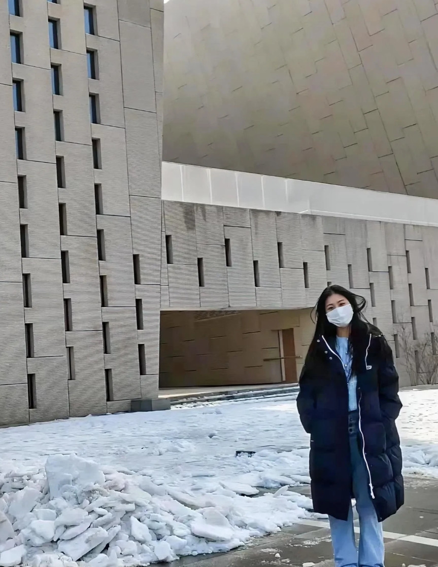 我和小姑子吵架三年没来往了，最近她女儿结婚，打电话只叫我老公，没喊我去。说实话，