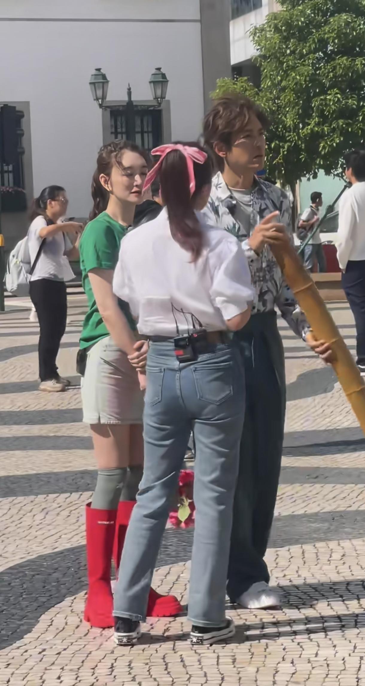 李小冉这是什么搭配，可以看出来年龄，虽不再是小姑娘，但也就35-40岁的样子。钟