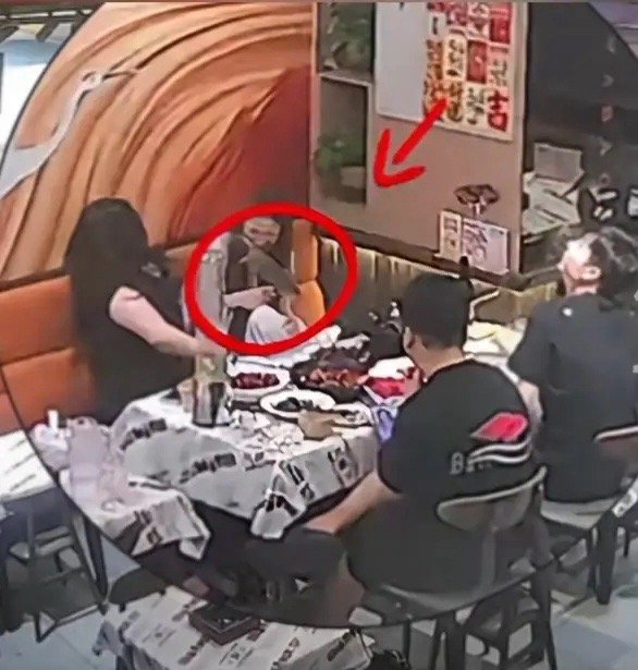 5月23日，广东深圳一家店里，两名女顾客正和朋友围坐用餐，锅里的肉滋滋作响