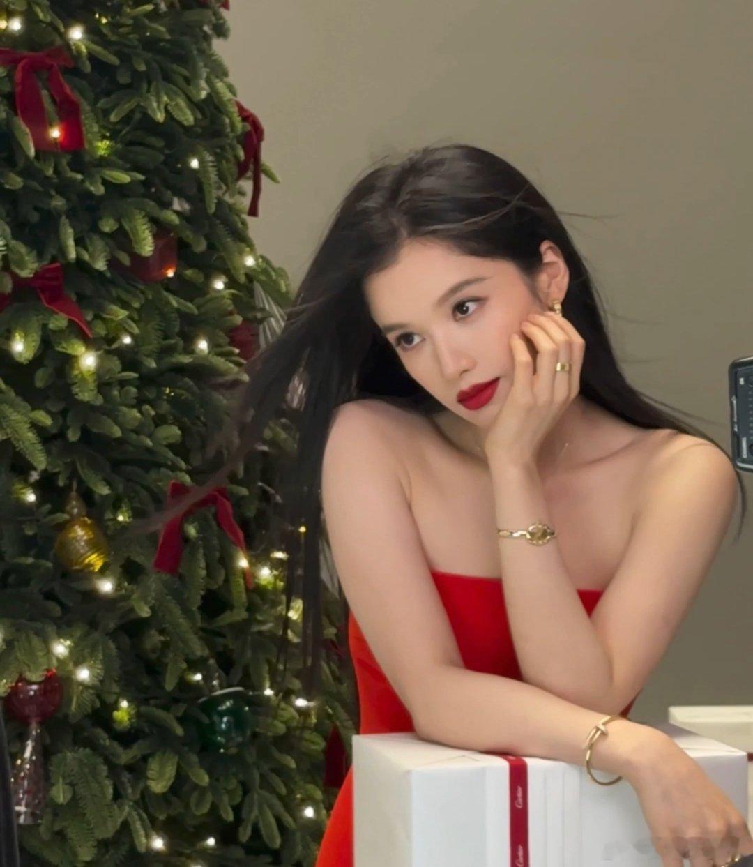 张婧仪最新物料黑发红裙完全就是大美人好惊艳