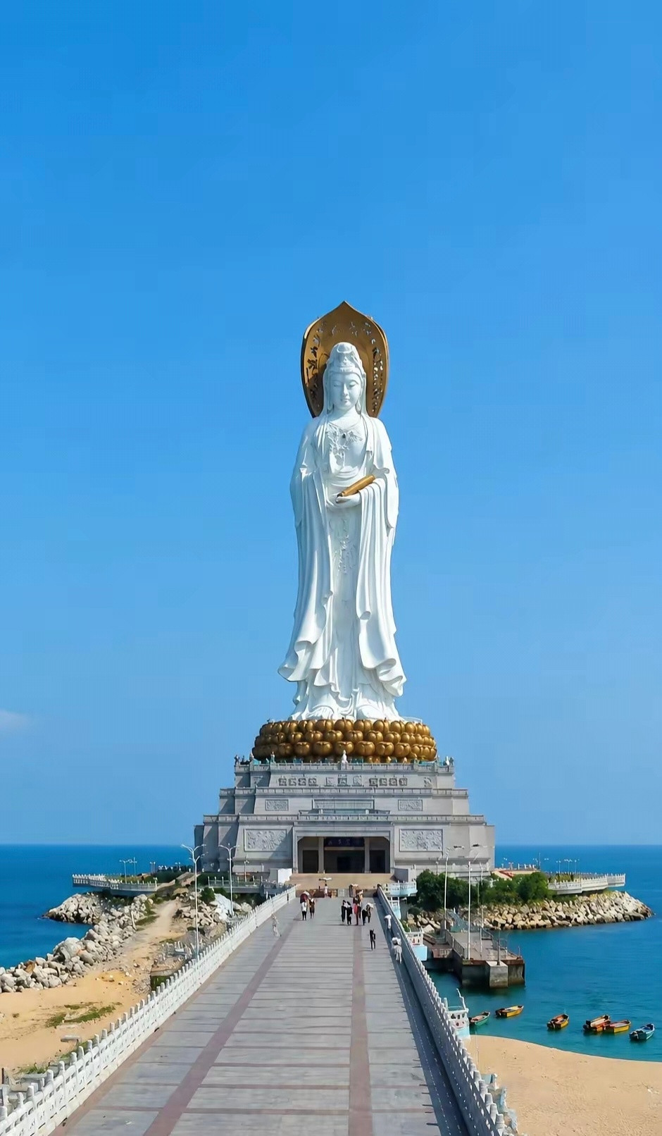 张学友被曝海南观音佛像刻字，据说刻上一个名字就得108万佛像底座全部写满名字，