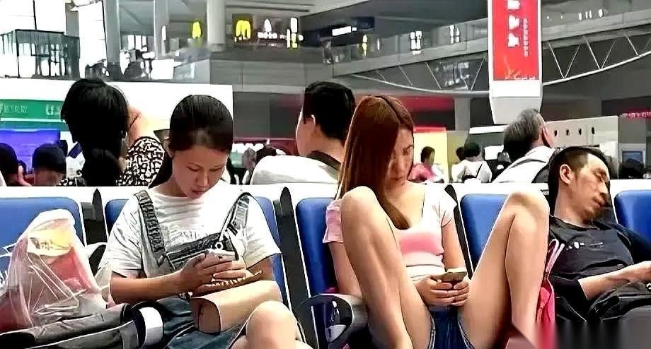 她就那么在车站坐着，腿稍微叉开了一点，然后就被一千万人，判了“没教养”的罪。三