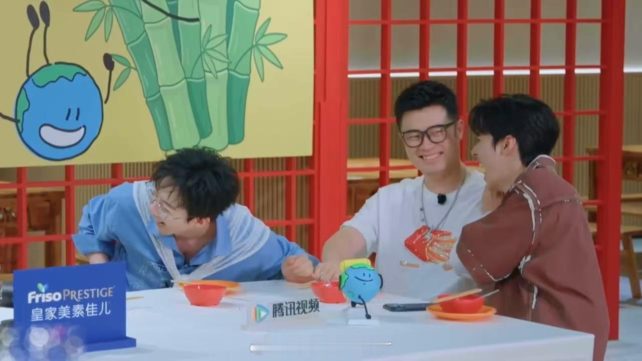 刘宇宁边玩游戏边念叨后期字幕，大概意思是说大家这种模糊话术后期得花不少功夫对上。
