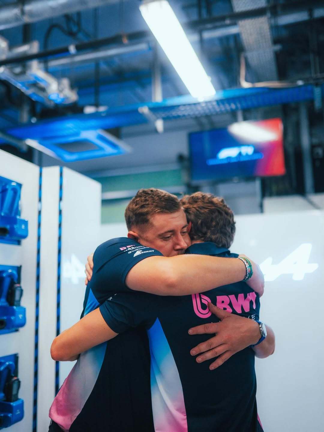 f1杰克·杜汉在个人社交媒体上发布了一组意味深长的照片，其中包括他与多位Al