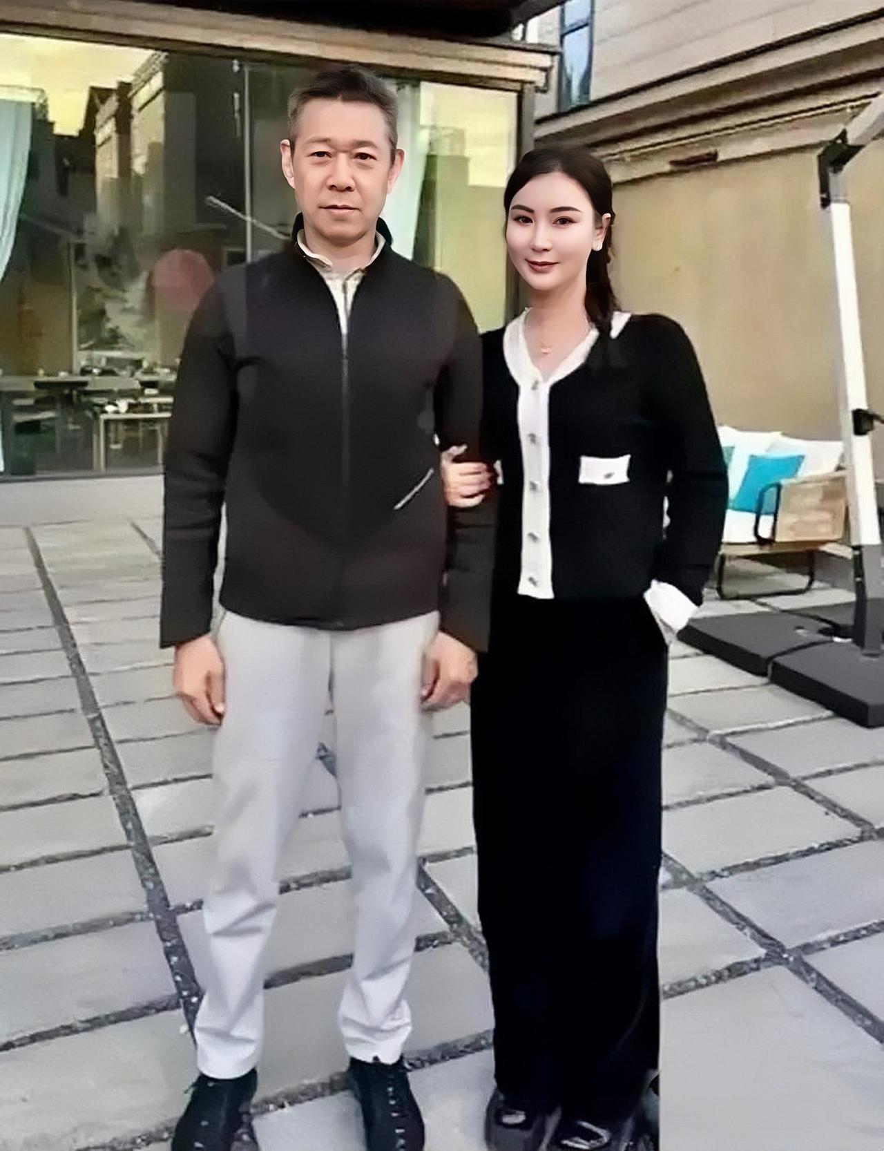 张丰毅与老婆旧照，两人结婚29年，张丰毅对小12岁娇妻宠爱有加。张丰毅的老婆