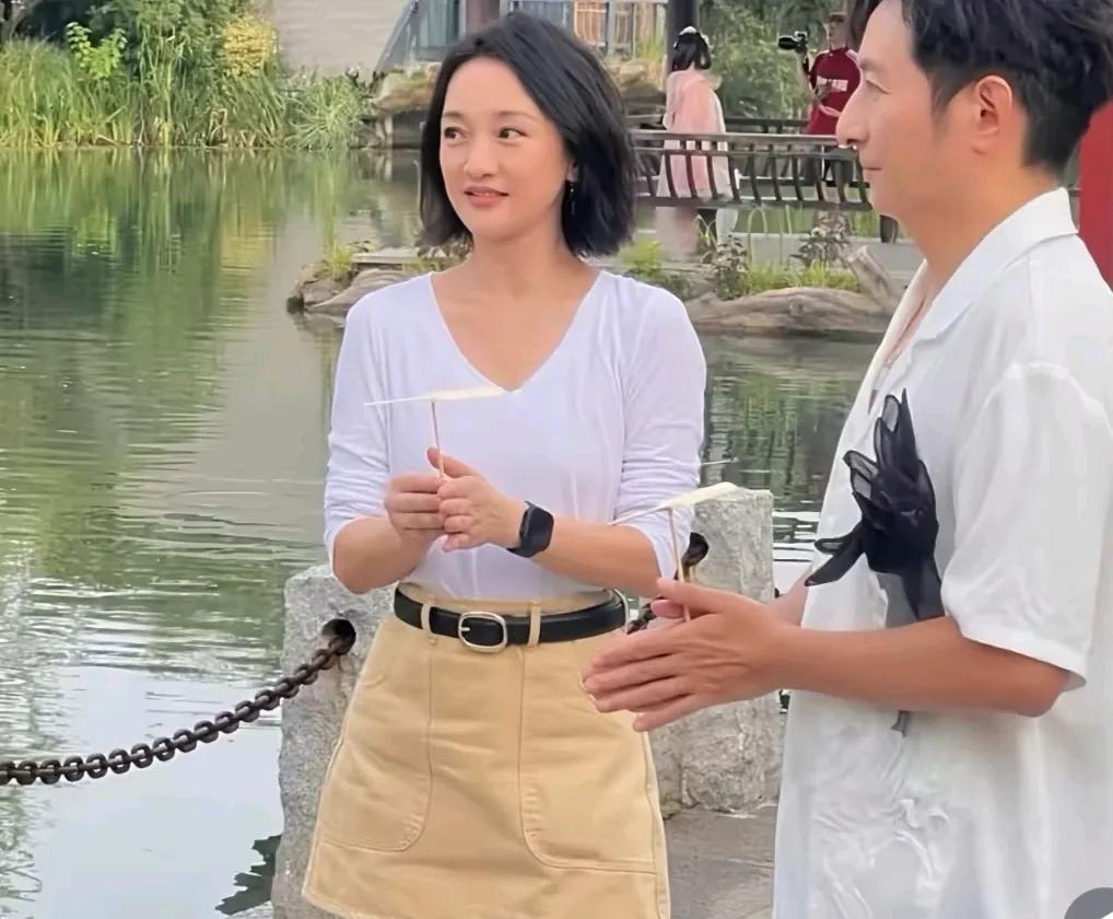 还是那个俏皮，古灵精怪的周迅，周公子。虽然年过半百，51岁了，少女感爆棚啊！
