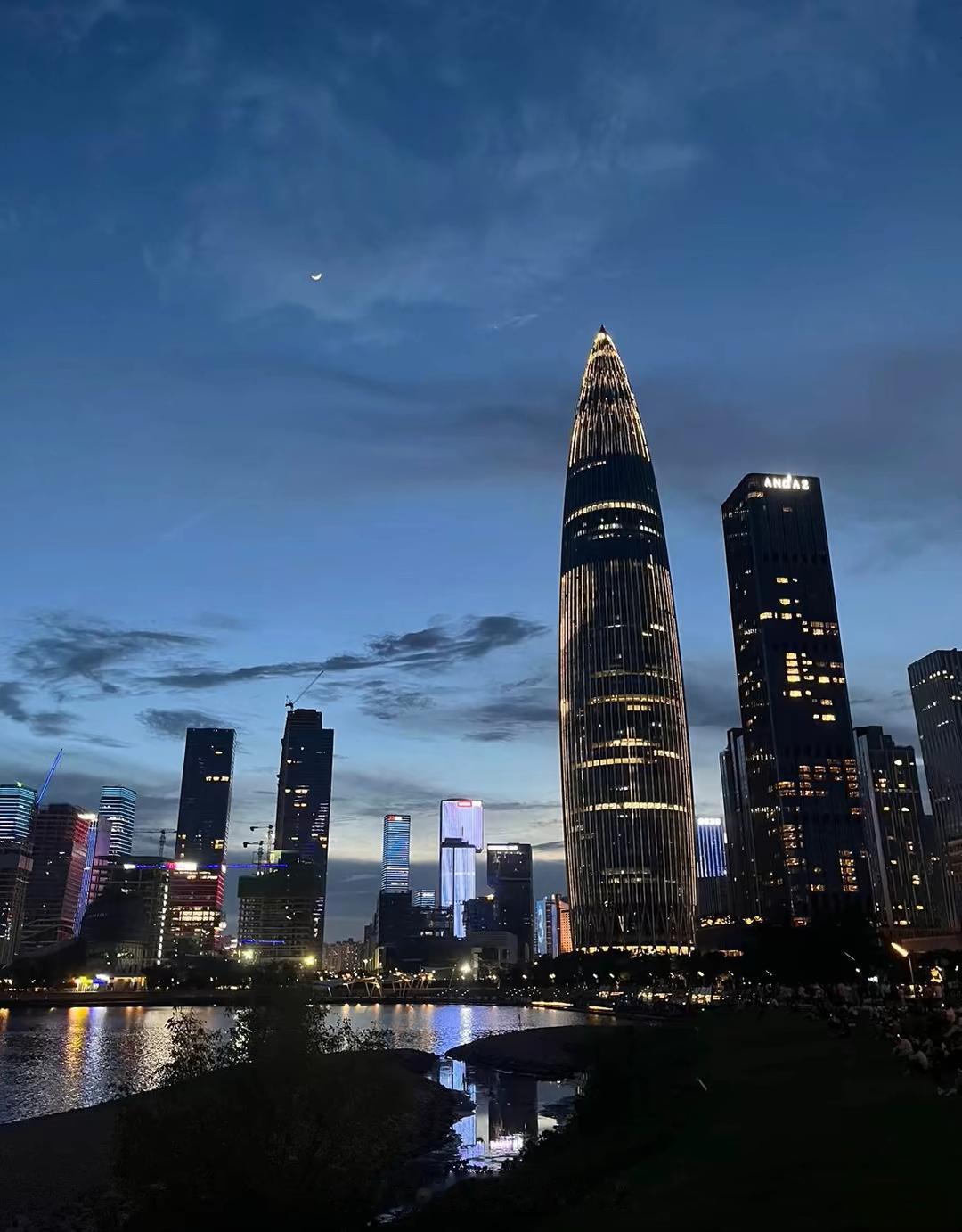 人这一辈子一定要去一趟深圳。这里是科技创新的“硅谷”，华为、腾讯、大疆等科技巨头