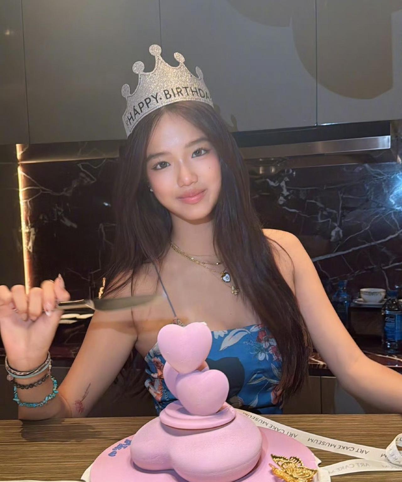钟丽缇在社交平台晒出女儿Jaden张思捷的生日照片，在妈妈和妹妹考拉的陪伴下，过