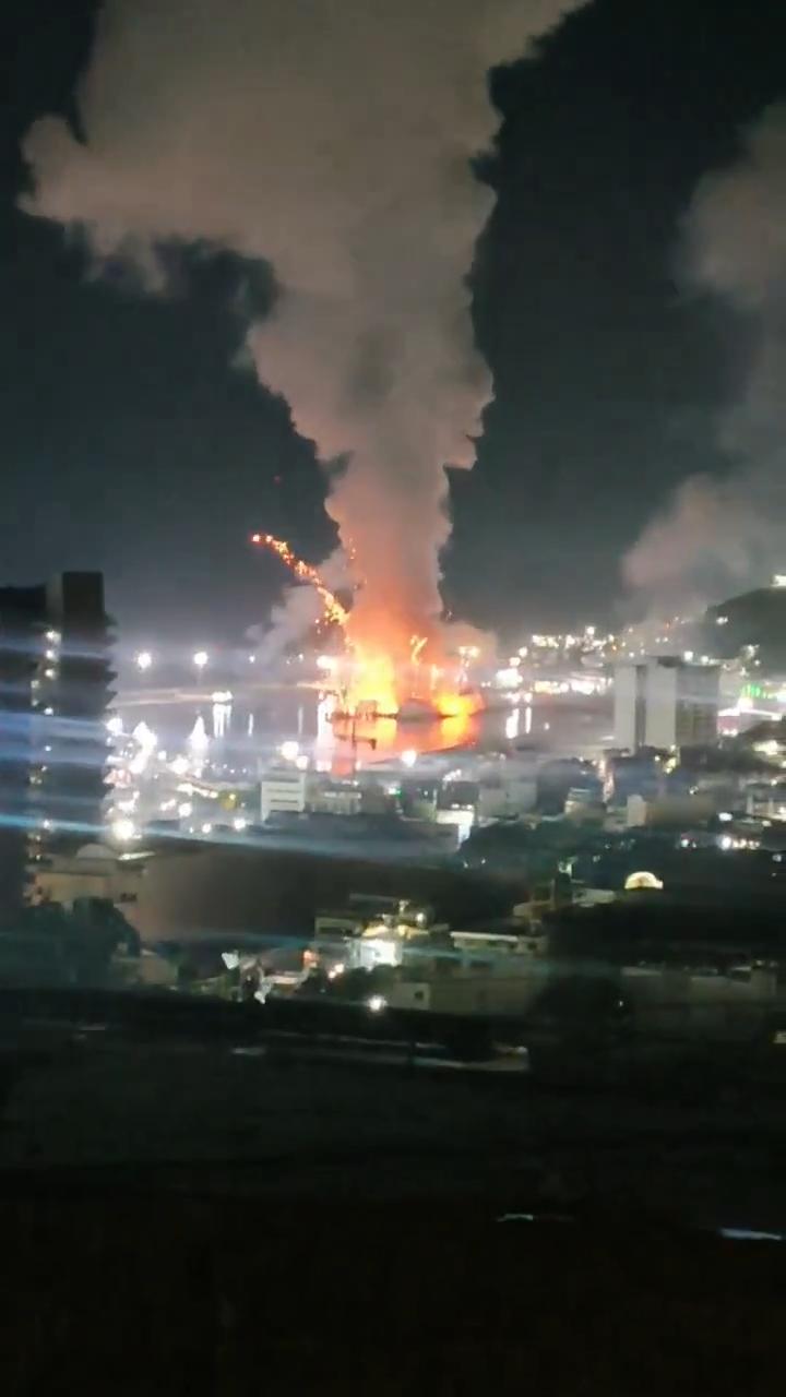 突发！开战！美军突然轰炸委内瑞拉，大批美军特种兵乘坐直升机，突袭委内瑞拉首都，抓