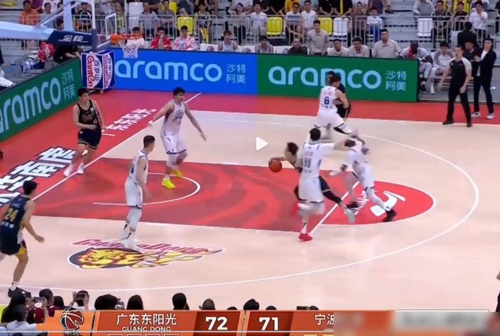 徐杰这记准绝杀2+1，刚吹完就被裁判专家公开打脸：这球根本就不算！你再看慢放