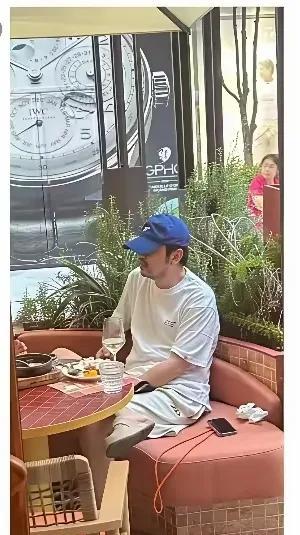 雷佳音私下也太有生活感了。一身休闲打扮，在餐厅吃饭，手机就扔在沙发旁边，还有用过