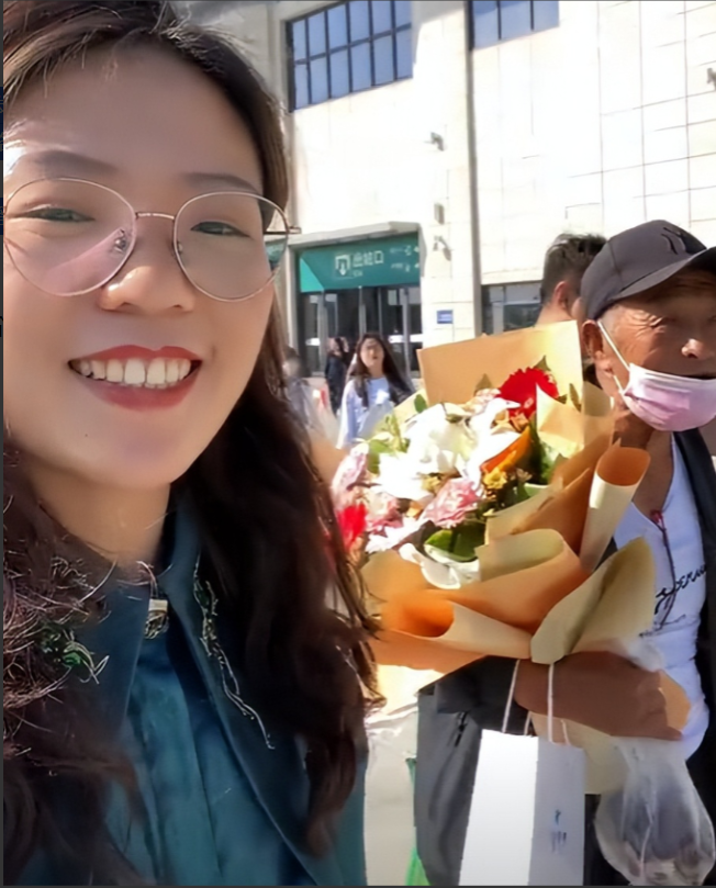 2018年，一山西姑娘，在北京地铁站为一陌生老人指路，并给了100多元现金。哪料