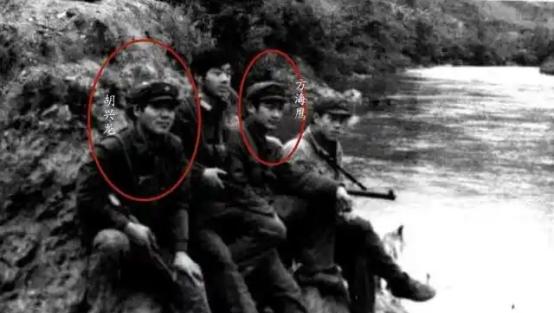 1985年，安徽21岁战士壮烈牺牲，战友方海鹰放弃上军校，替他尽孝，父母感动得泪