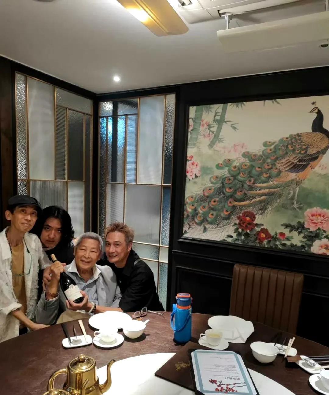 吴镇宇与周慧敏等友人聚餐，费曼揭秘不为人知的父子关系6月24日晚，费曼在社交媒