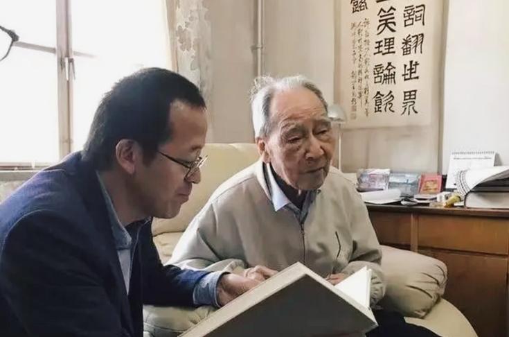2017年，俞敏洪去看望自己北大的恩师许渊冲，没想到96岁恩师住的房子，竟然连电