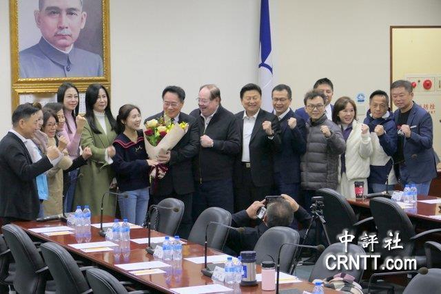 国民党主席郑丽文7日在中常会颁发代表国民党最高荣誉的实践一等奖章给前“立委”蔡正