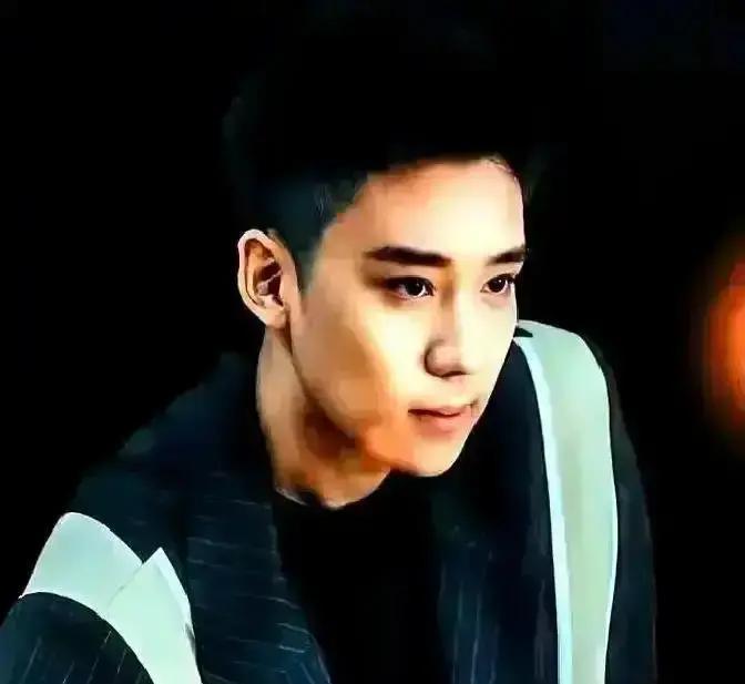 他考进北京人艺那年，同期12人现在只剩一半。这位“星二代”没去拍广告上综艺