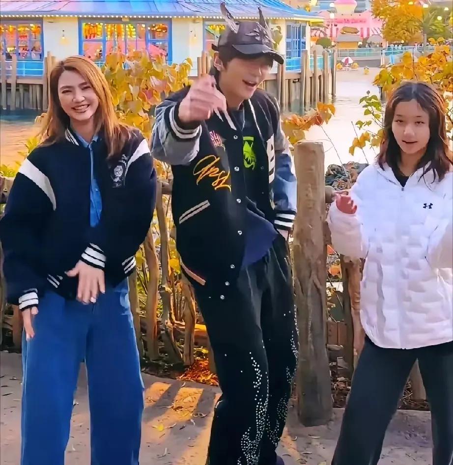 洪欣这简直是“躺赢”人生赢家啊！瞧瞧她那俩孩子，简直就是她的小翻版。大儿子张镐濂