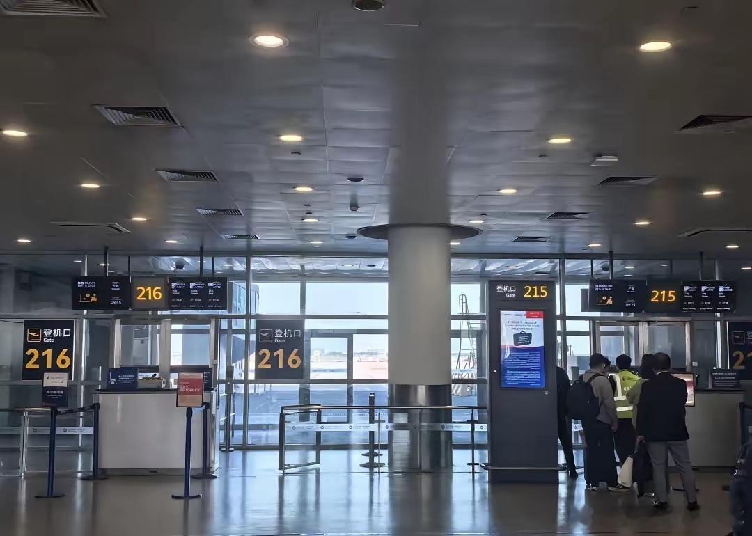 浦东机场是故意的吗，右边广岛，左边长崎。本来没注意，通知登机了才发现，右边登机口