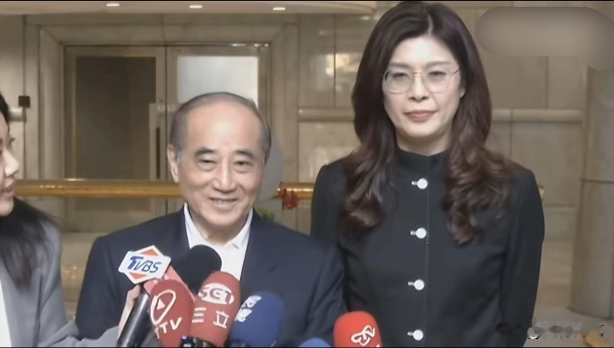 郑丽文对王金平还是相当敬重的。访问大陆回到台湾之后，15日上午又来拜访王金平