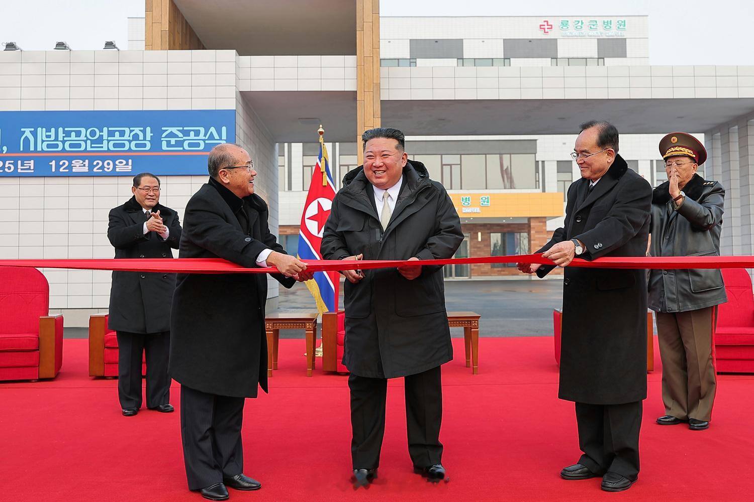 金正恩同志出席南浦市龙冈郡医院竣工典礼，现场检查医院内部设施及细节处理热点现场全