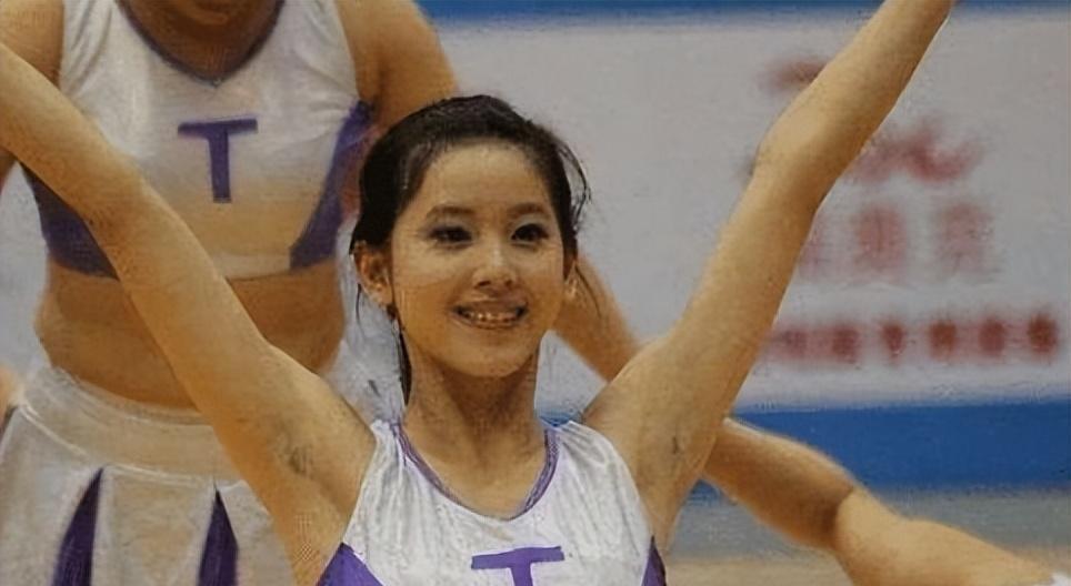 章泽天这组照片，让我对她彻底改观了。不是因为她跳啦啦操。也不是因为那身简单的