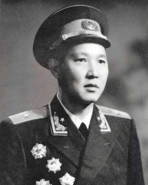 1960年，第63军军长傅崇碧在定期身体检查中，不幸被查出肾癌，为了身体健康，傅