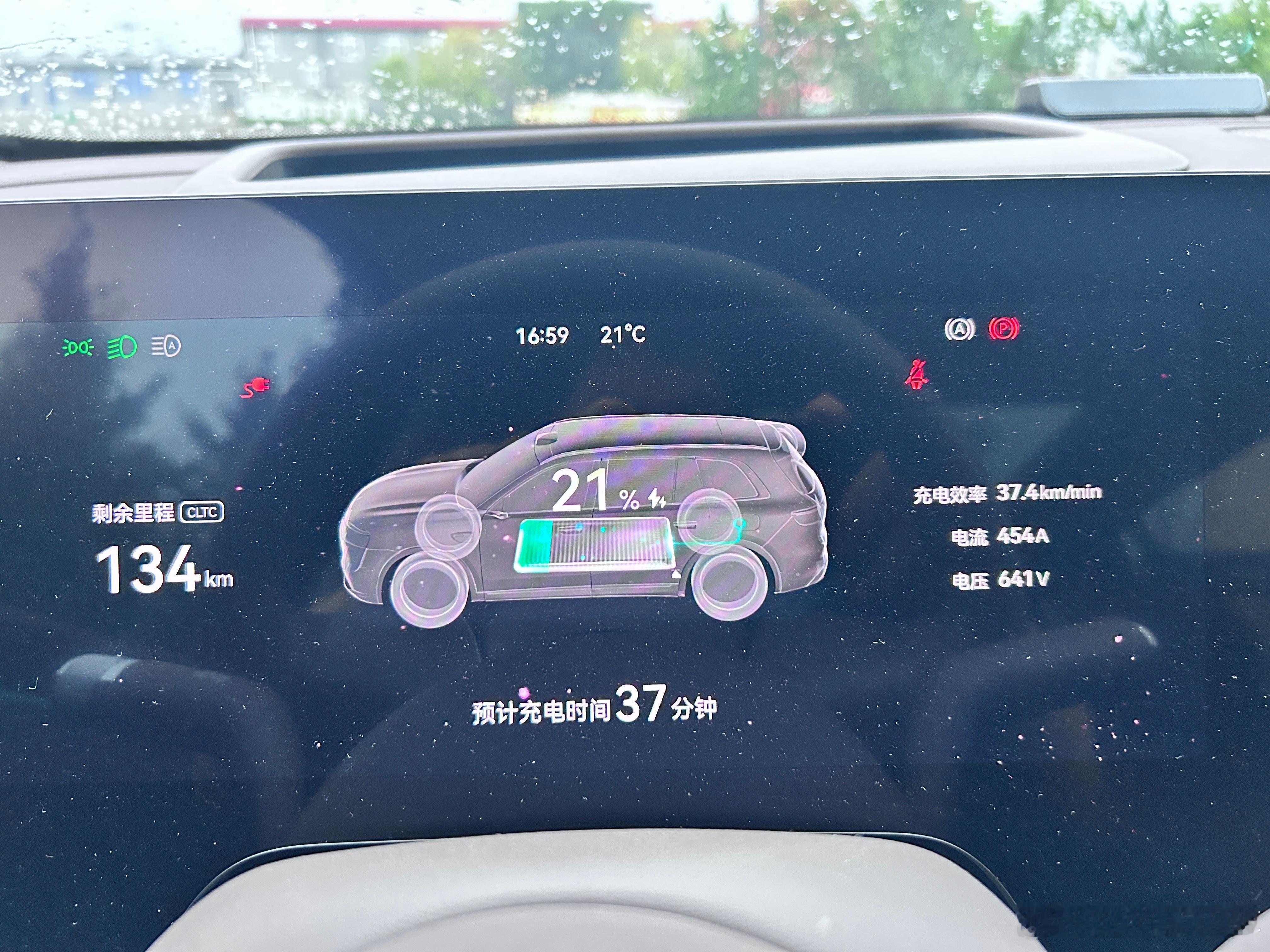 大家猜猜高速路上哪家车企的自建的充电桩。能把第三方的品牌的车的充电功率拔高到30