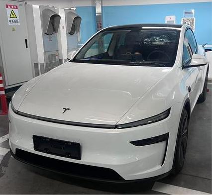 很多年轻人换车想从燃油车转到纯电车，预算二十万左右，二手ModelY经常是首选选