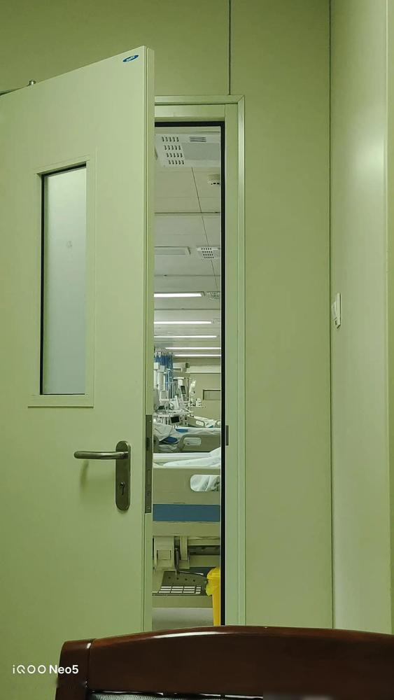 上午收了一个军人家属，很年轻的一个妈妈，36岁。胰腺炎，来的时候还能说话，还