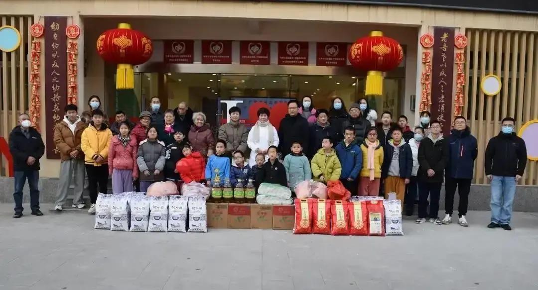 我第一次想只领走弟弟，是因为那个姐姐盯我的眼神，让我浑身发冷。那天我去福利院