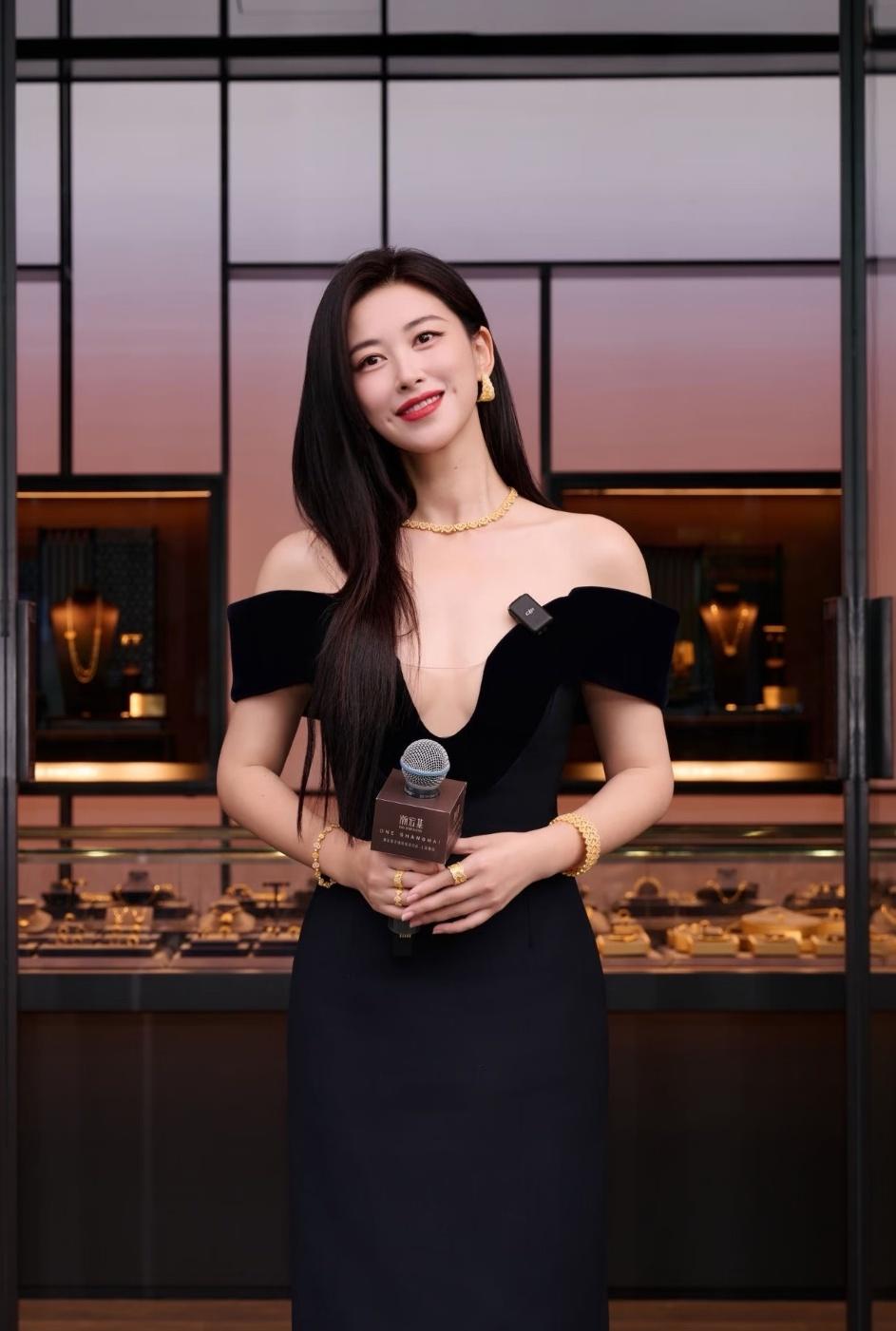 朱珠这样穿真的不怕走光吗？网友神评论：人家见过世面，有何可惧！9月20