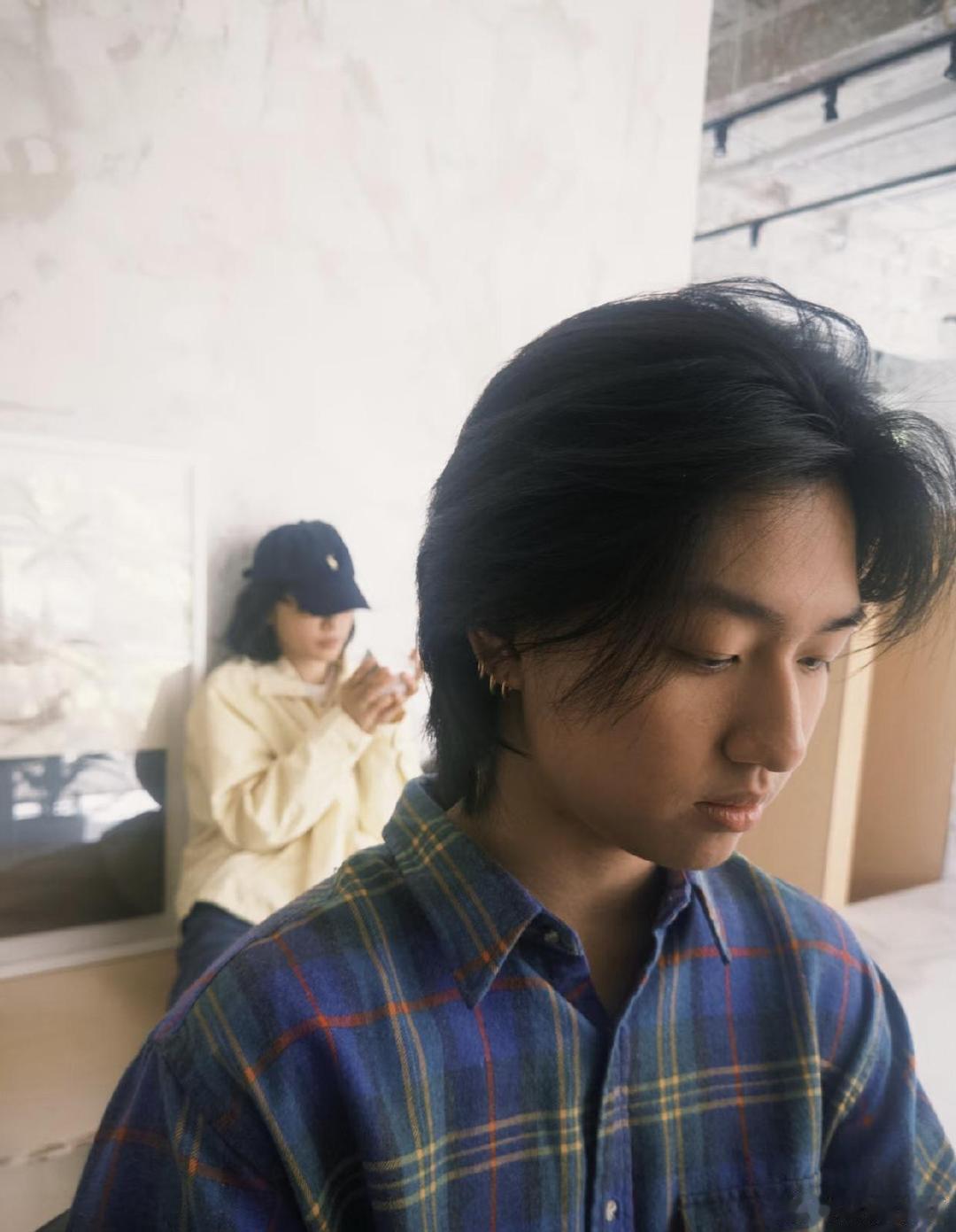 18岁元宝长发遮脸被当成女孩，白百何一句“爆改狮子头”亲手剪出个帅小伙，身高超妈又撞脸张子枫，这不出