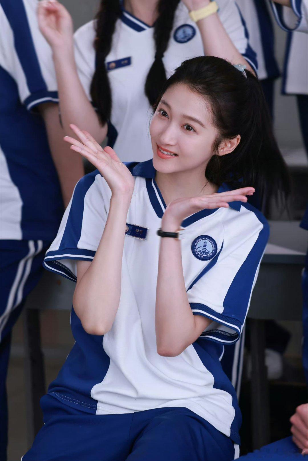 关晓彤学生装好适合她，整个人白的发光，太漂亮了！​​​