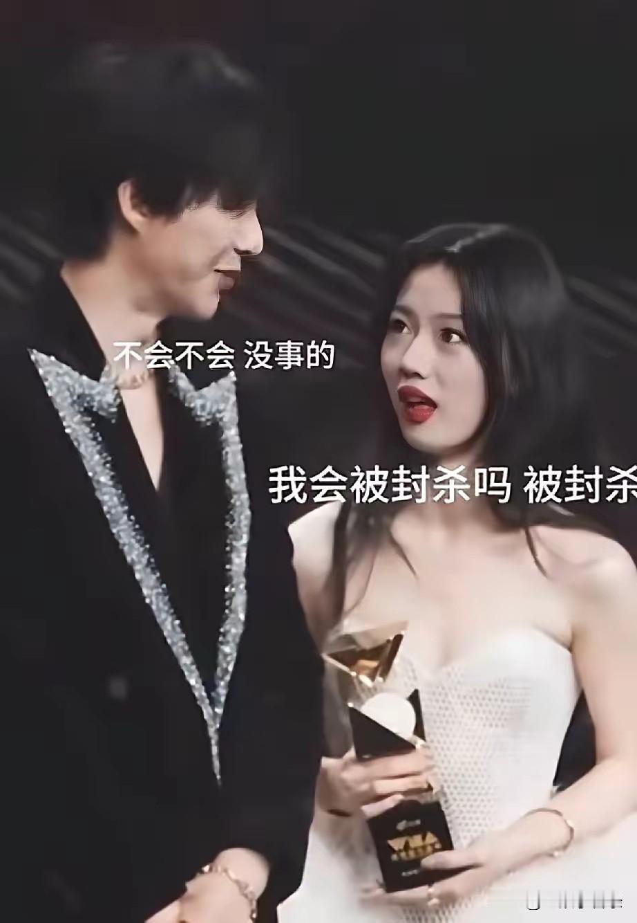 2025年微博之夜和2024年微博之夜，时隔仅仅一年，单依纯直接由少女变成了大妈
