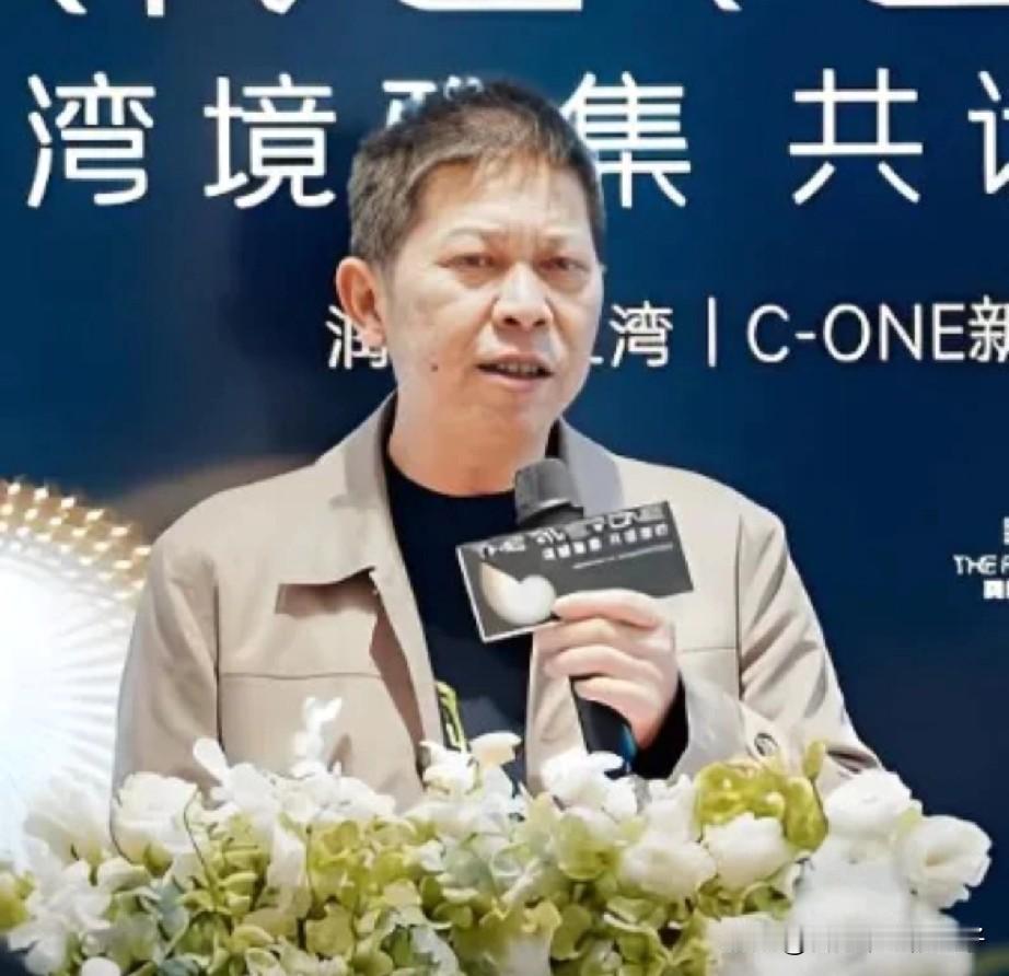 肖玉军，今年56岁，出生在一个普通的农民家庭，文化程度不高，初中毕业后就外出打工