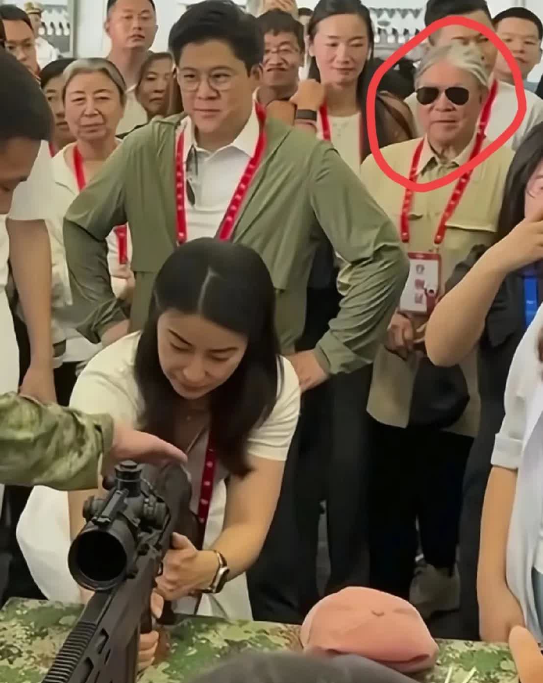 这次香港富太太们都输了脸面毕竟当初合照她们可是主动把郭晶晶裁掉了